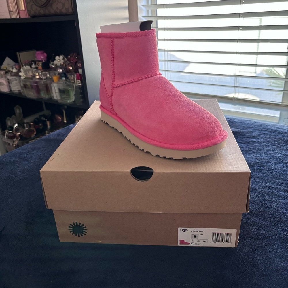 Brand new size 9 pink ugg classic mini II